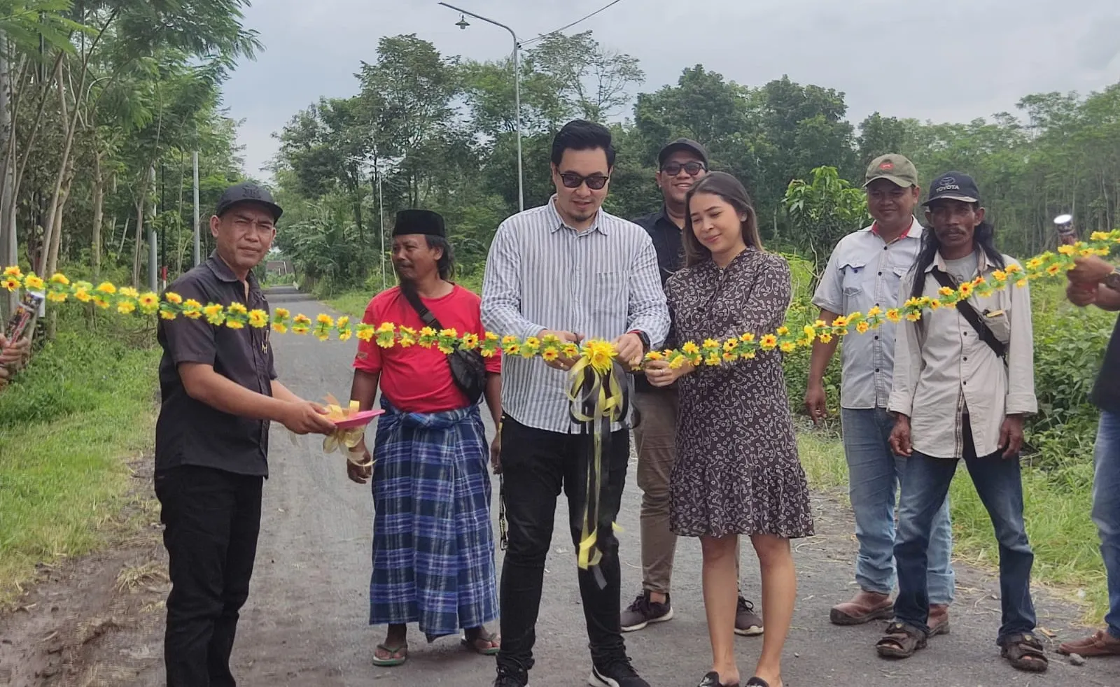 Luar Biasa! Perumahan Mokayama Bangun Jalan Desa Grati Lumajang