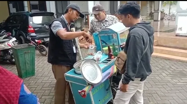 Kreatif, Pantarlih Kalidilem Lumajang Nyoklit Sambil Jualan Cilot