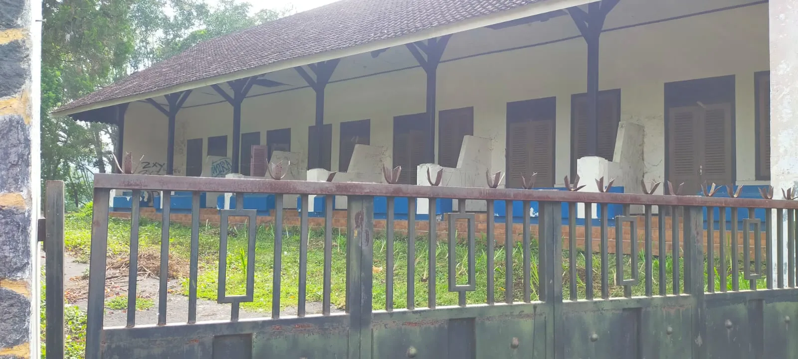 Hotel Ranu Klakah Lumajang Terbengkalai Seperti Gedung Angker