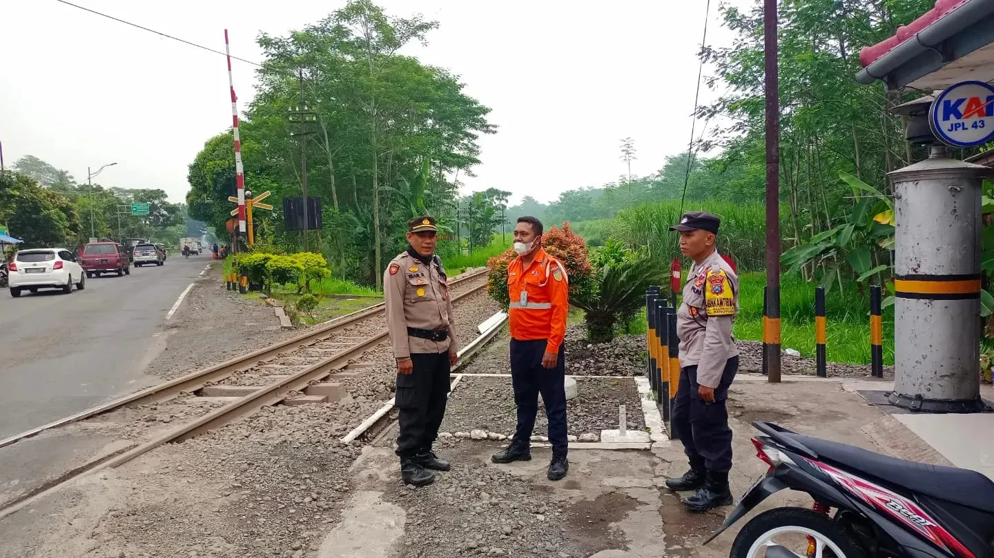 Cegah Terobos Palang Kereta Api di Lumajang, Polisi Perketat Penjagaan