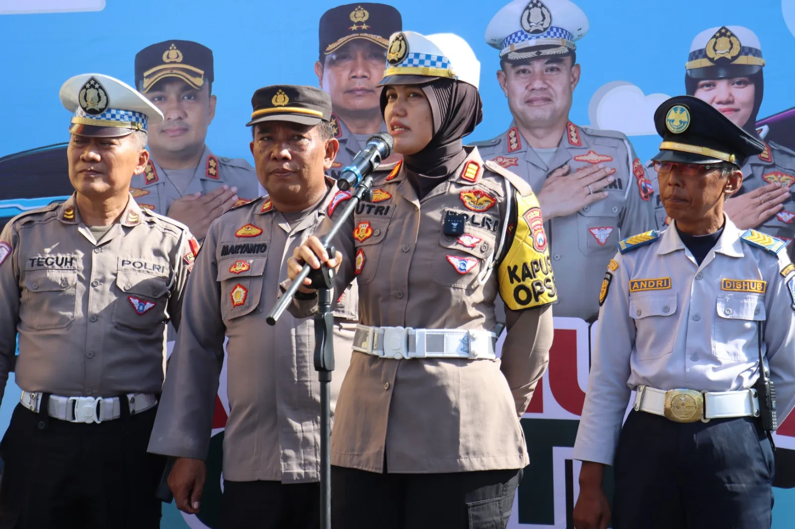 Satlantas Polres Lumajang Kawal Pemberangkatan 2 Bus Gratis