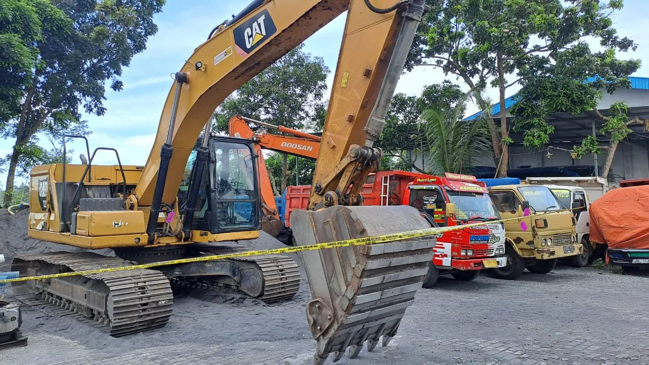 Polisi Amankan Alat Berat Tambang Pasir Ilegal Kebonsari Lumajang