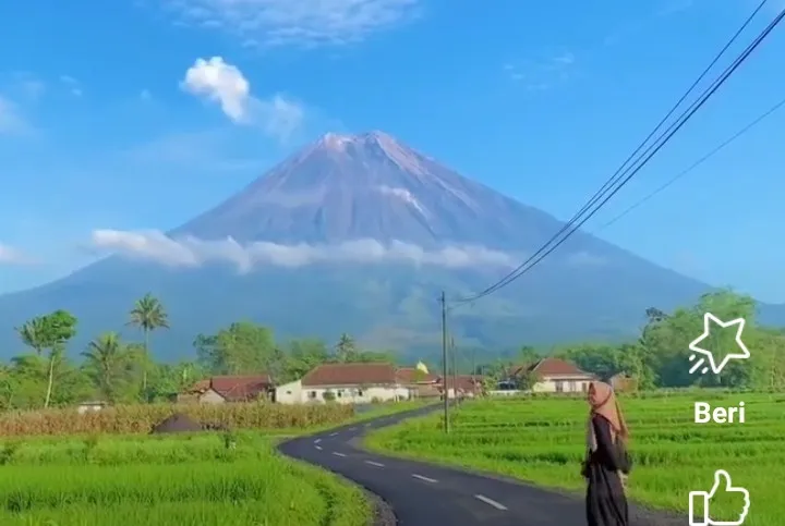 Wisata Viral di Pronojiwo Lumajang Berbackground Gunung Semeru
