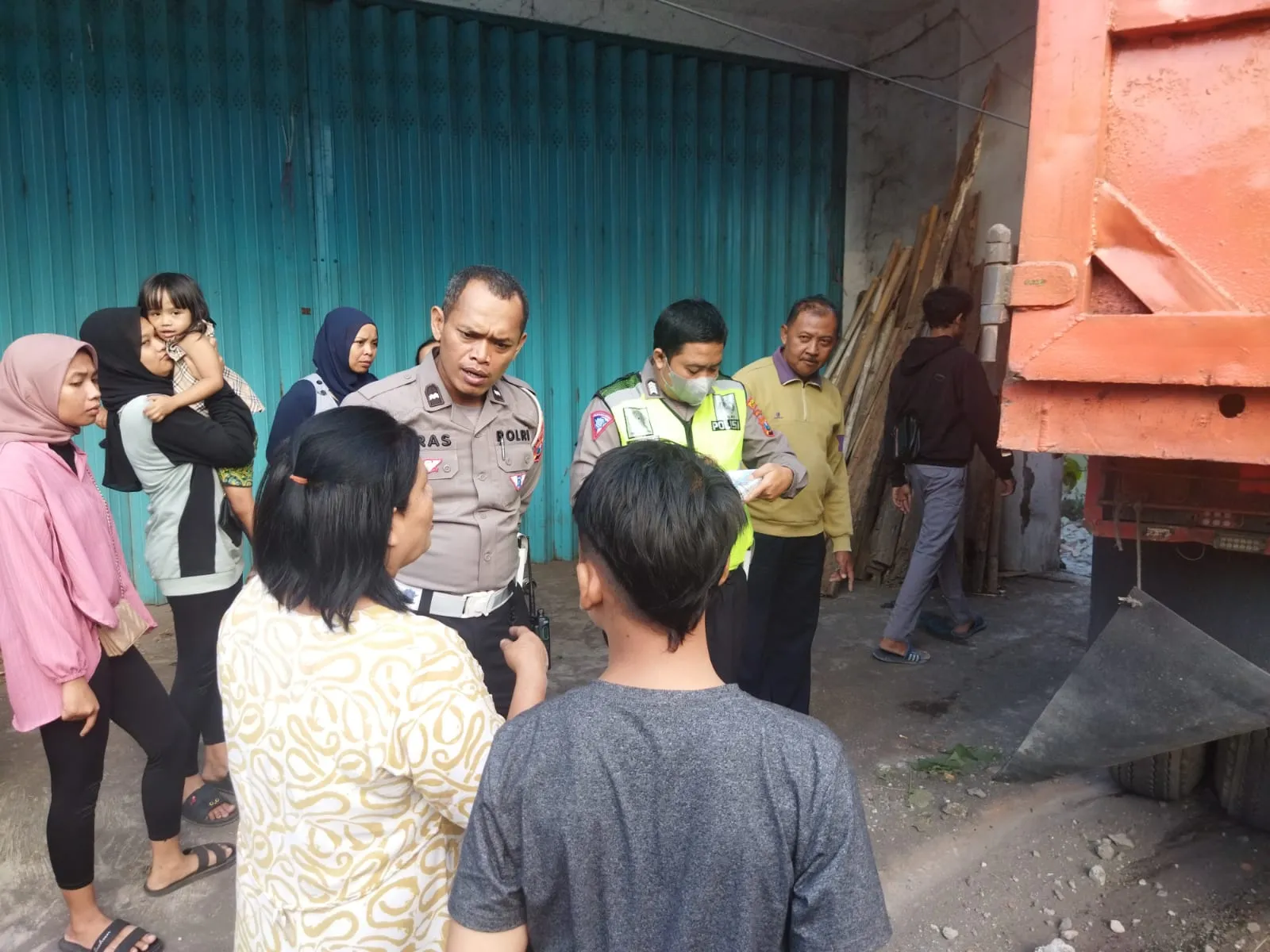 Mobil Gagal Nyalip, Truk Tronton Sruduk Warung Kopi di Jalan Tempeh Lumajang