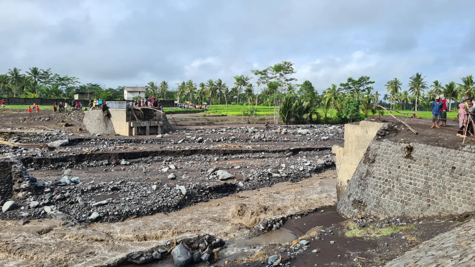 Ini Jembatan dan Tanggul Jebol Akibat Banjir Bandang Semeru Lumajang