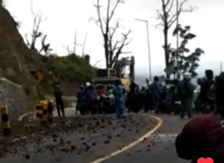 Alat Berat Mulai Buka Isolasi Akibat Longsor di Piket Nol Lumajang