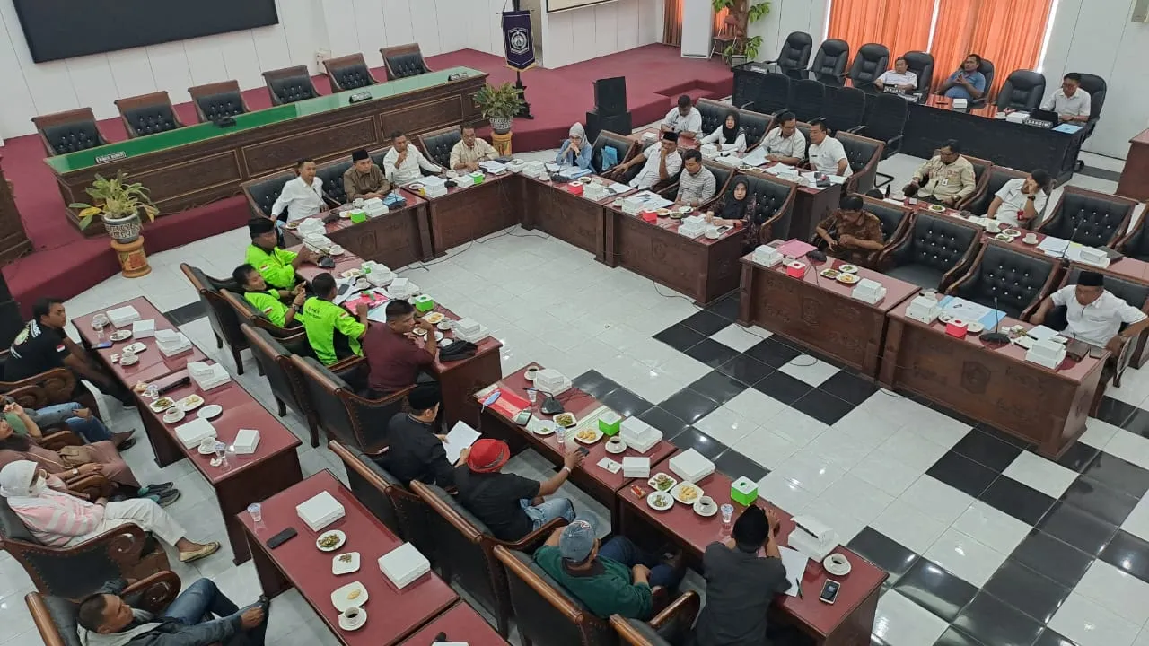 Komisi A DPRD Lumajang Temui Warga Tempeh Tengah Soal Pilkades