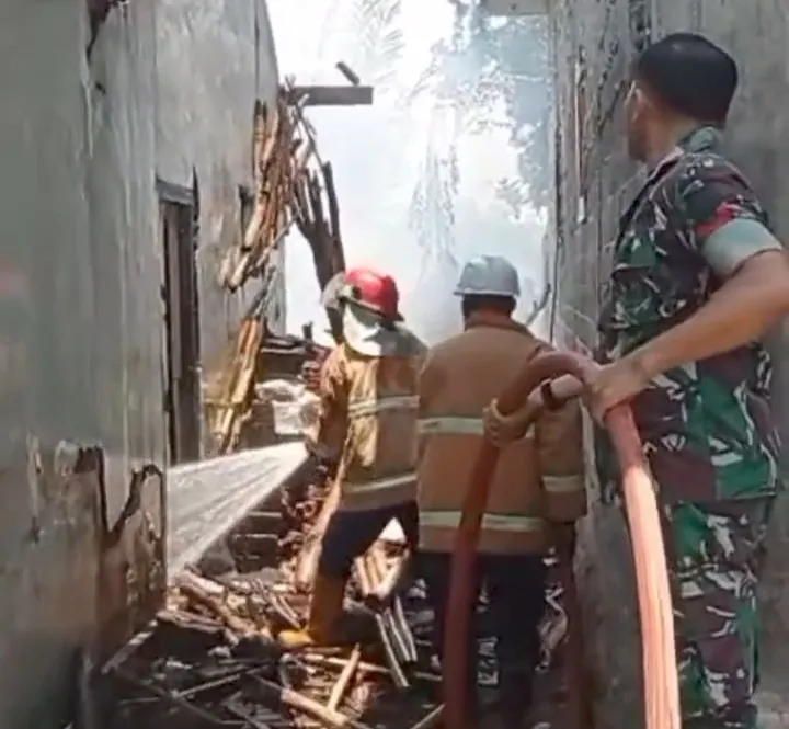 Lupa Matikan Tungku, Rumah Nenek di Desa Barat Lumajang Terbakar