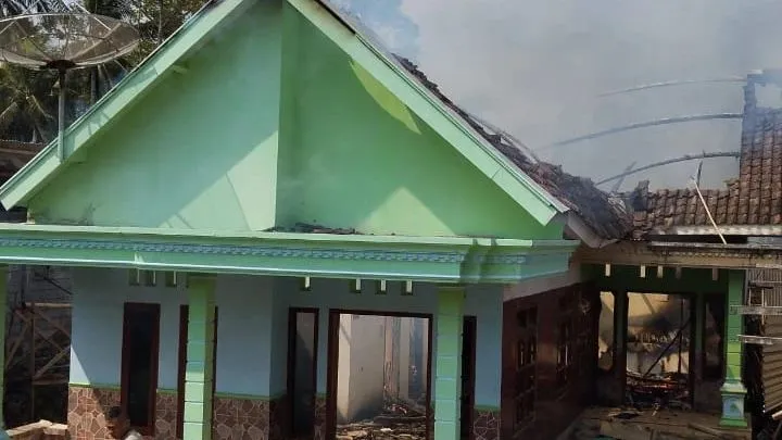 Rumah di Desa Sarikemuning Lumajang Hangus Dilalap Si Jago Merah