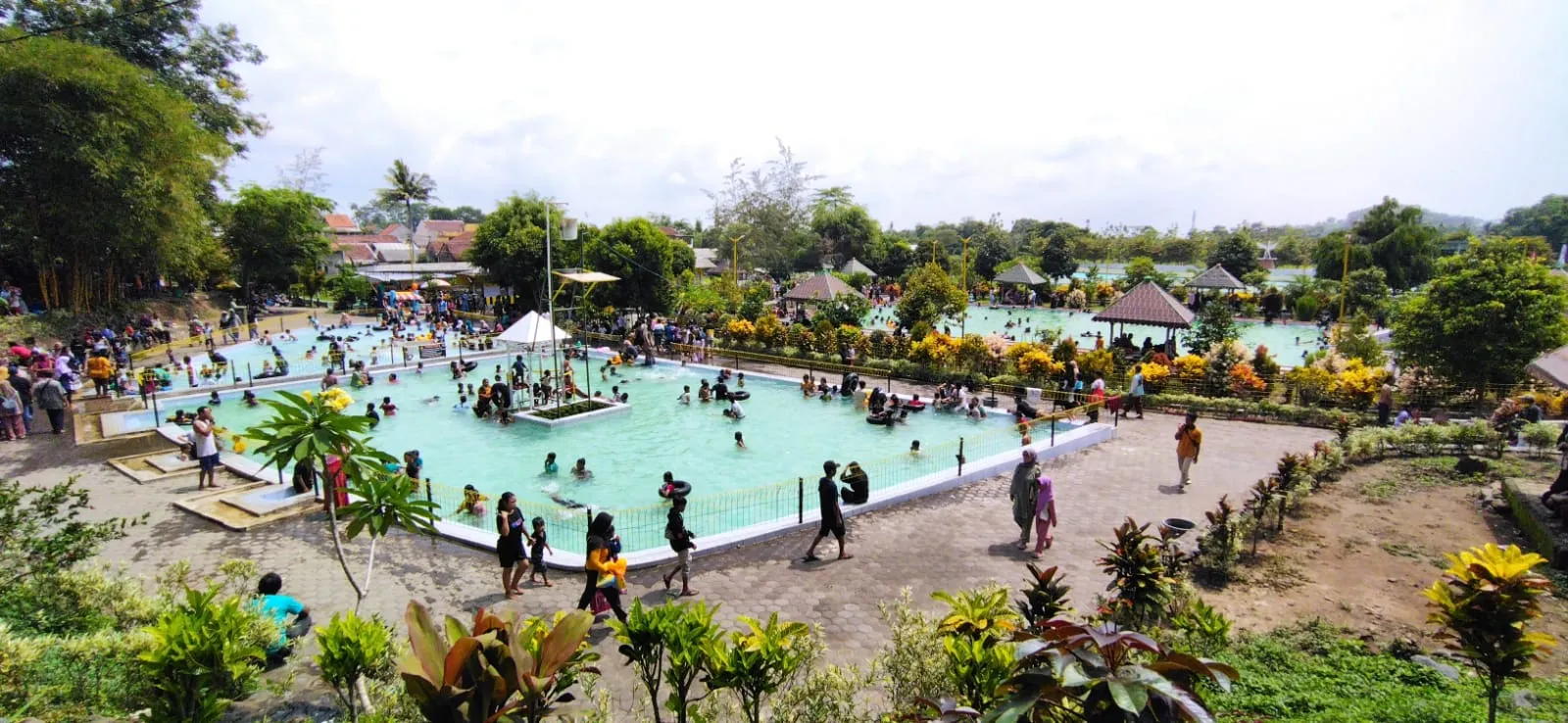 Kolam Renang Tambuh Raya Idaman di Lumajang Dipadati Anak-anak