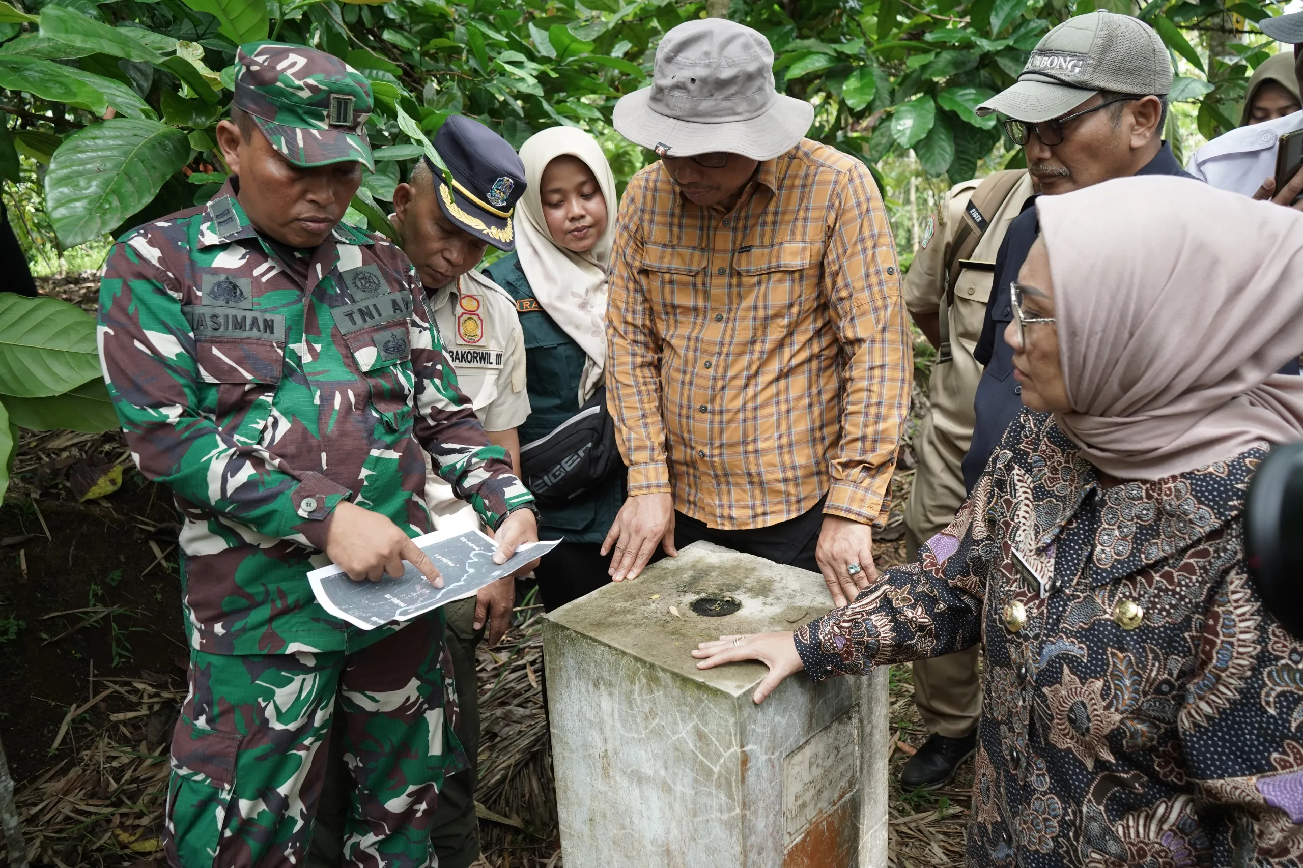 Pj Bupati Lumajang Lihat Tapal Batas Tumpak Sewu Pronojiwo