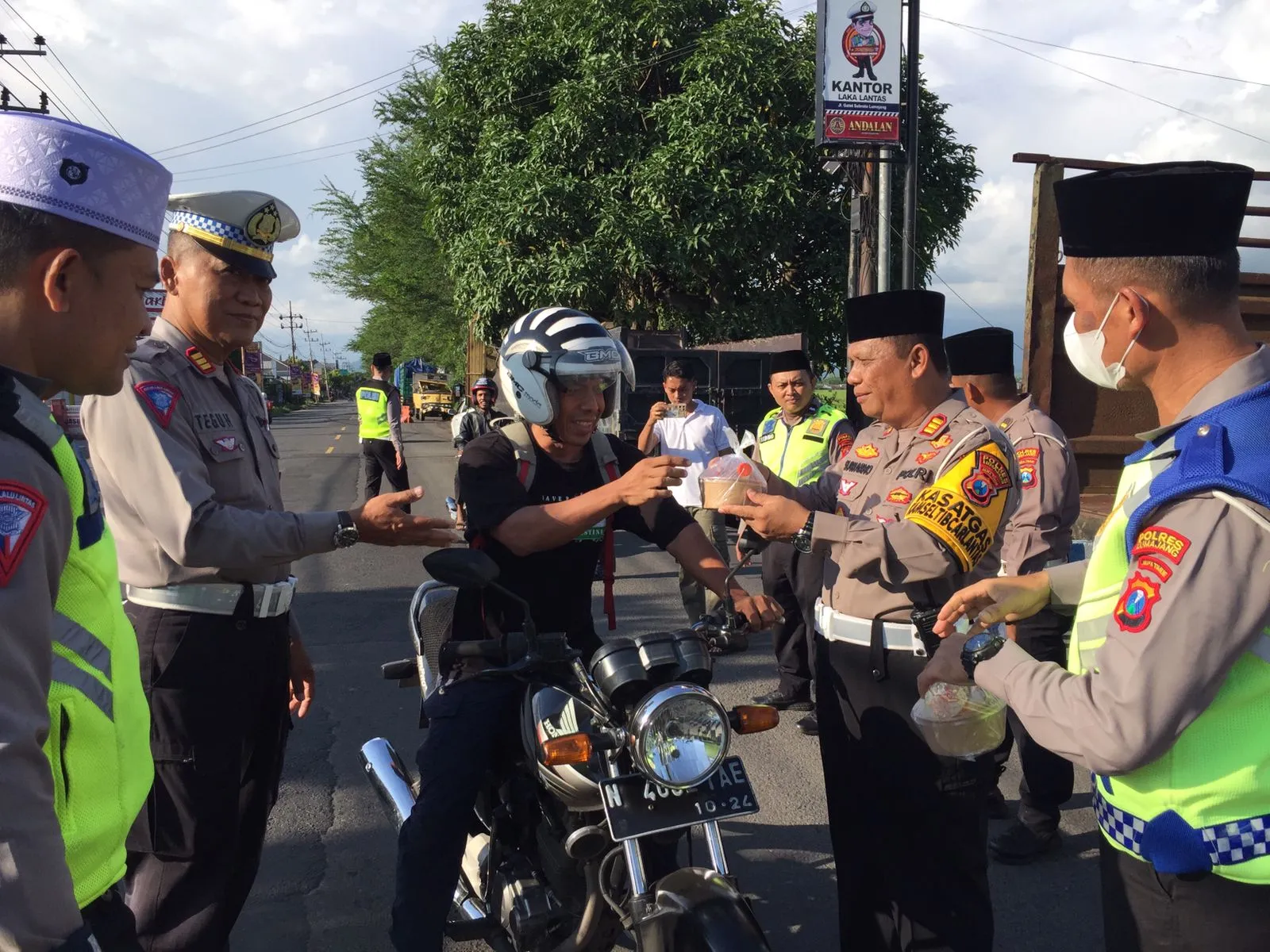 Satlantas Polres Lumajang Selama Ramadhan Rutin Bagi-bagi Takjil