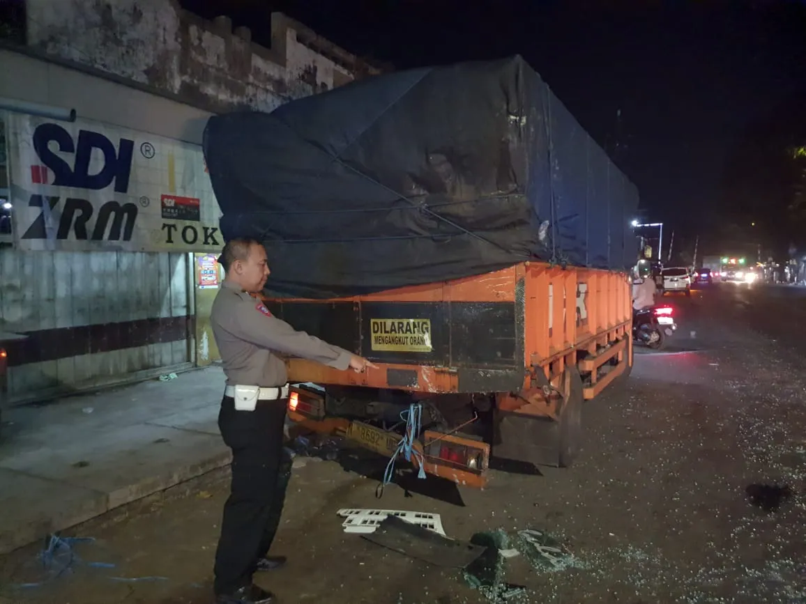 Bruak, Elf Rombongan Ziarah Tabrak Truk Parkir di Klakah Lumajang