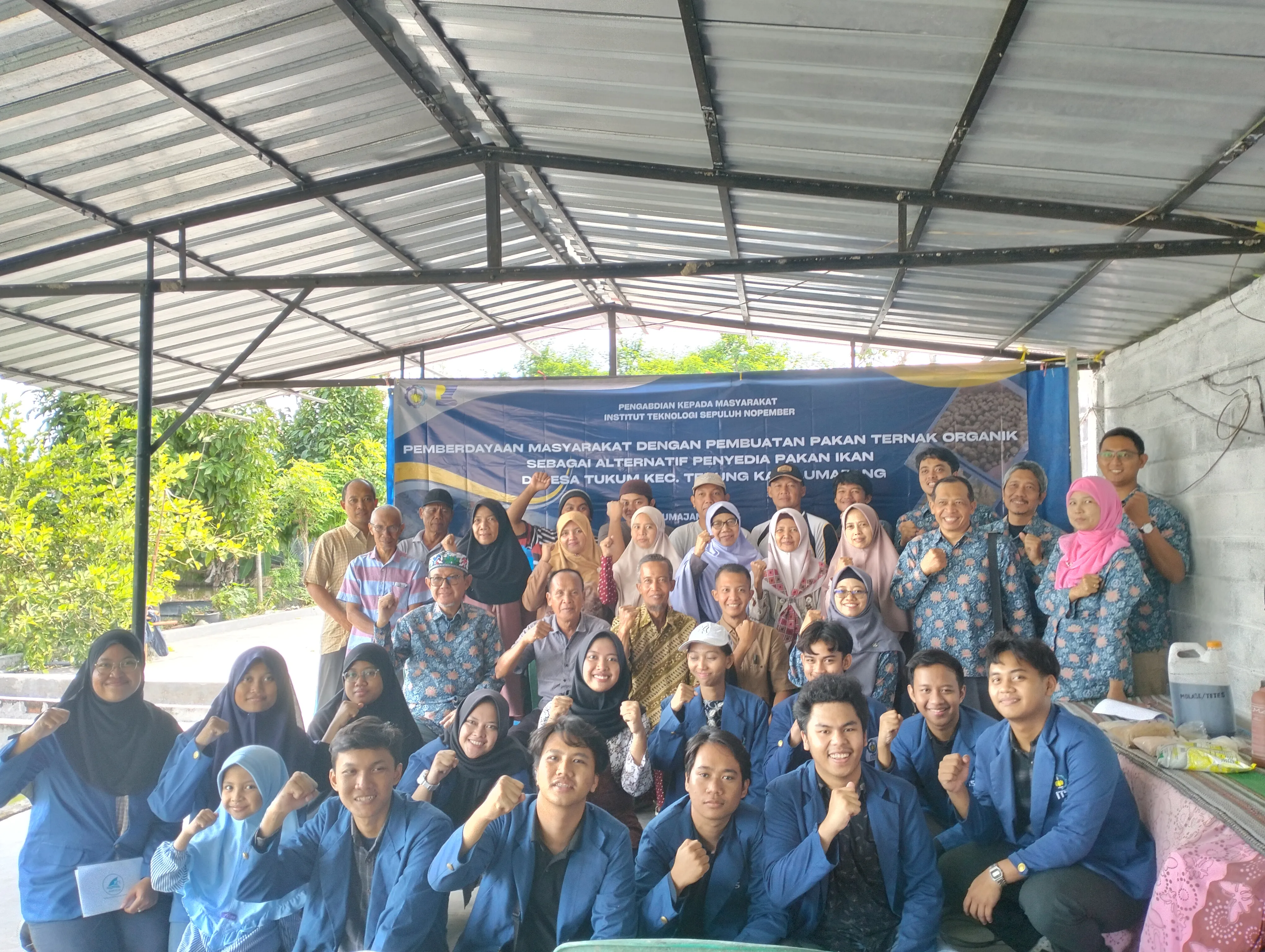 Tim Abmas ITS Dukung Inovasi Pembuatan Pakan Ternak Organik di Tukum