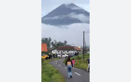 Masyarakat Pronojiwo Lumajang Rasakan Pembangunan Jalan Cak Thoriq