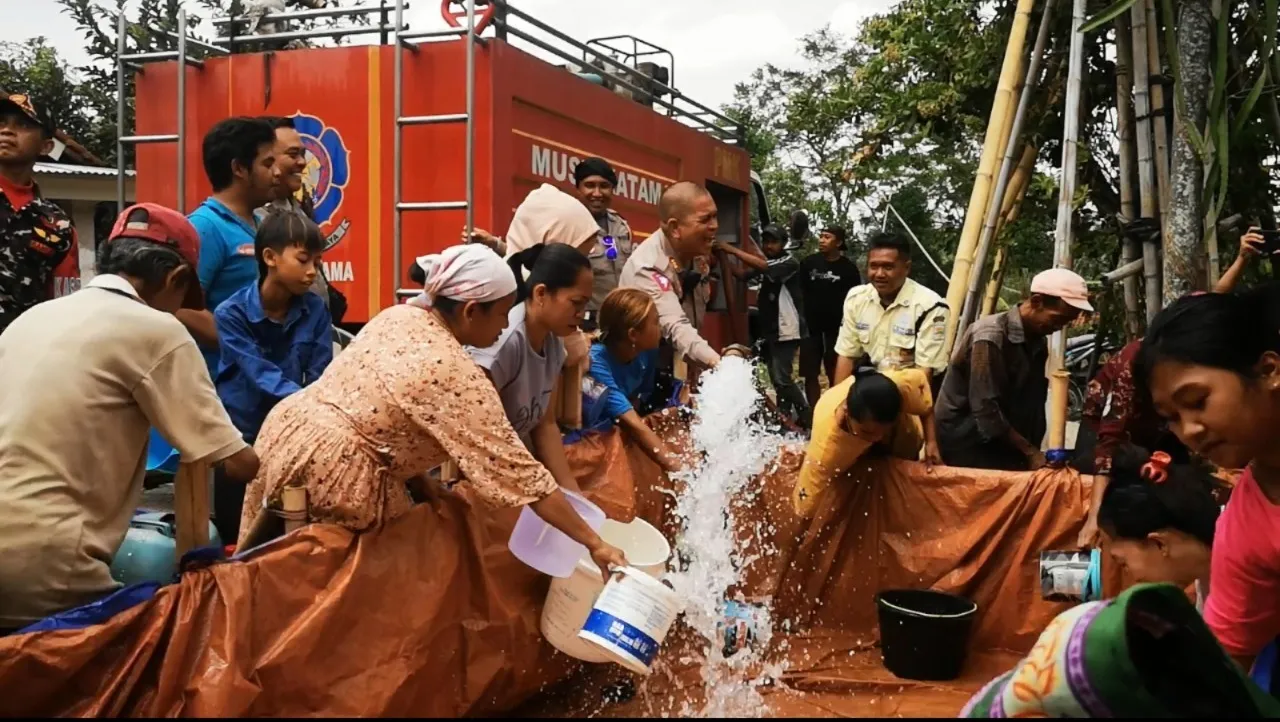 Satlantas Polres Lumajang Bagikan Air Bersih di Wilayah Kekeringan