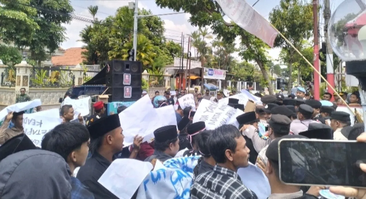 Gagal Dilantik, KPU Lumajang Digeruduk Pendukung Caleg Terpilih Lora Gufron