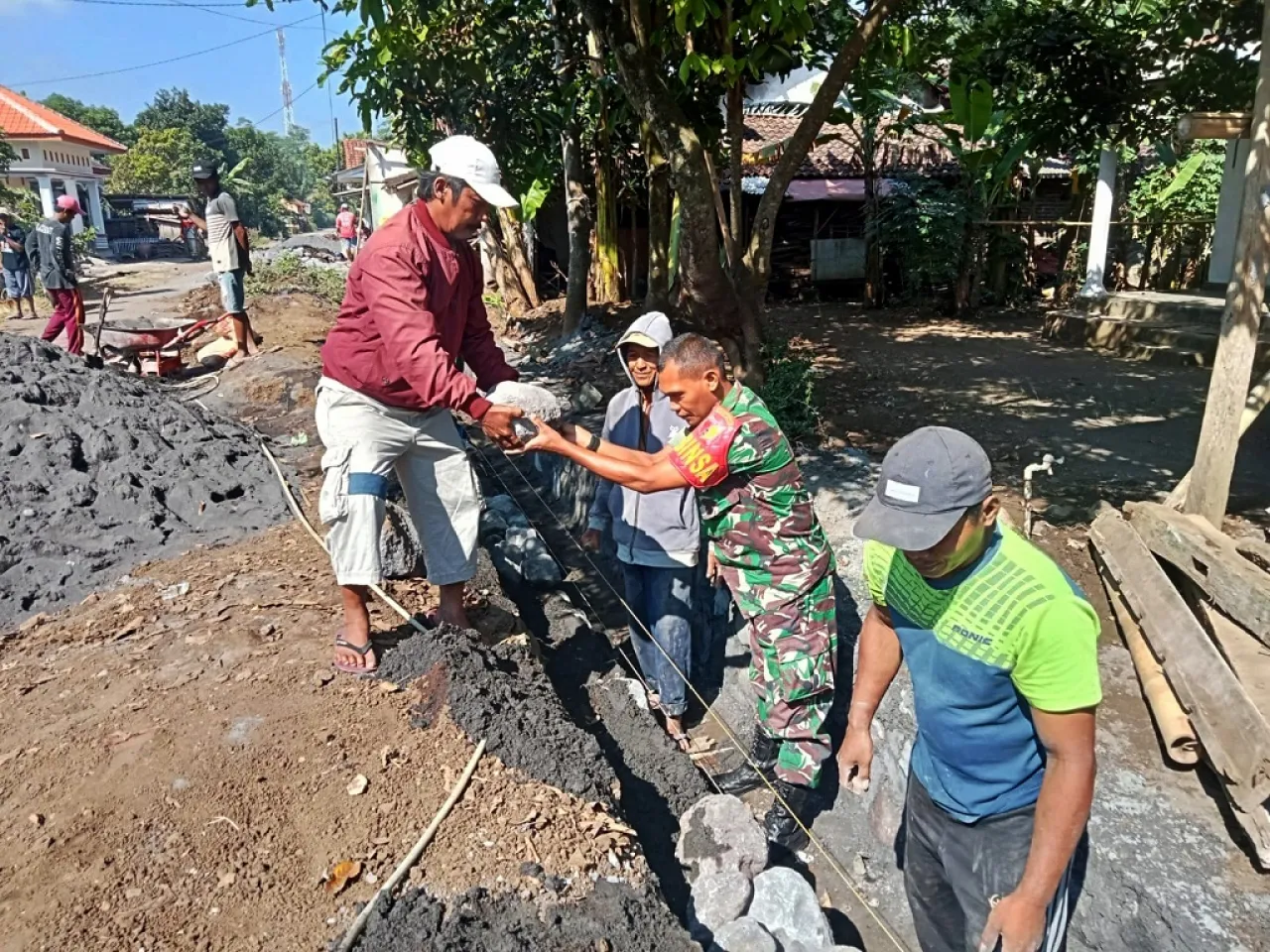 Pembangunan Drainase Jalan Desa di Lumajang Upaya Cegah Banjir