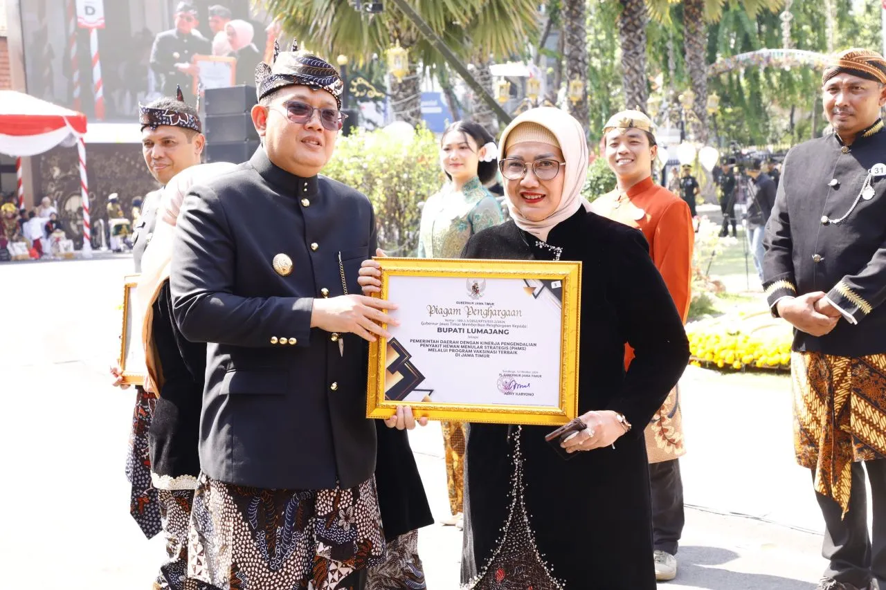 PJ Bupati Lumajang Indah Wahyuni Terima Penghargaan di HUT Jatim 79