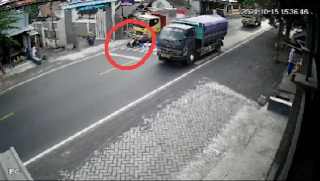 Bruak, Truk Pasir Tabrak Pelajar di Jalan Raya SMAN Pasirian Lumajang