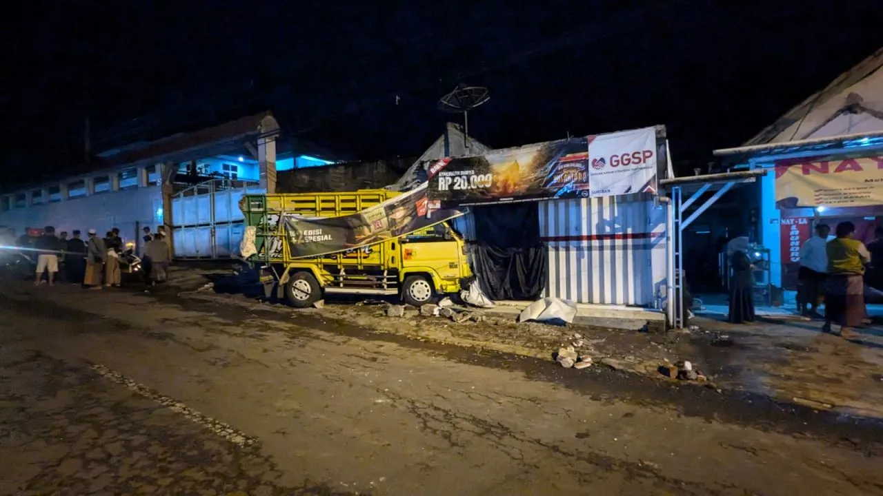 Bruak, Truk Tabrak Ruko Serta Mobil Parkir di Senduro Lumajang