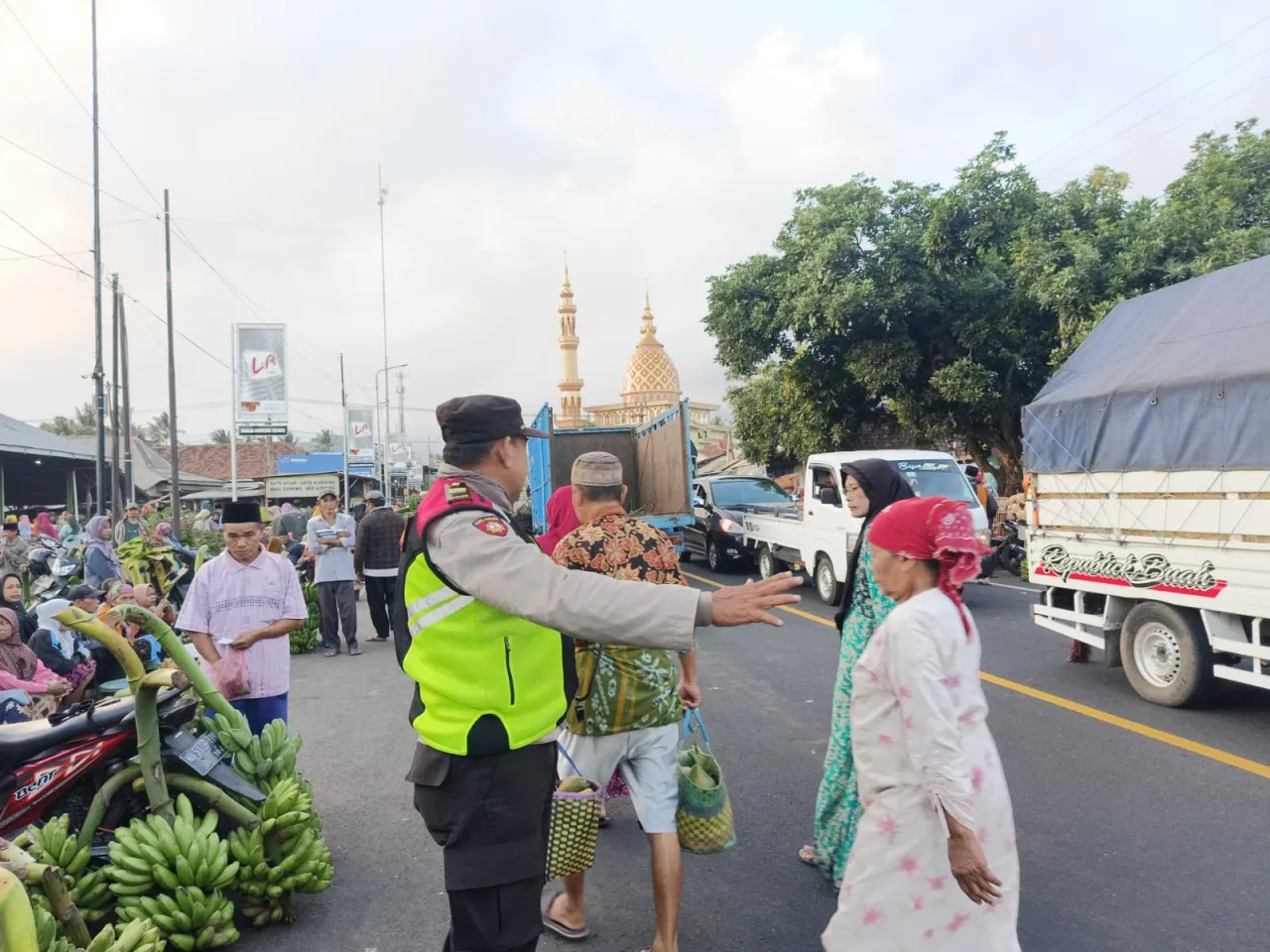 Polsek Ranuyoso Bantu Lancarkan Lalu Lintas di Pasar Gedang Lumajang