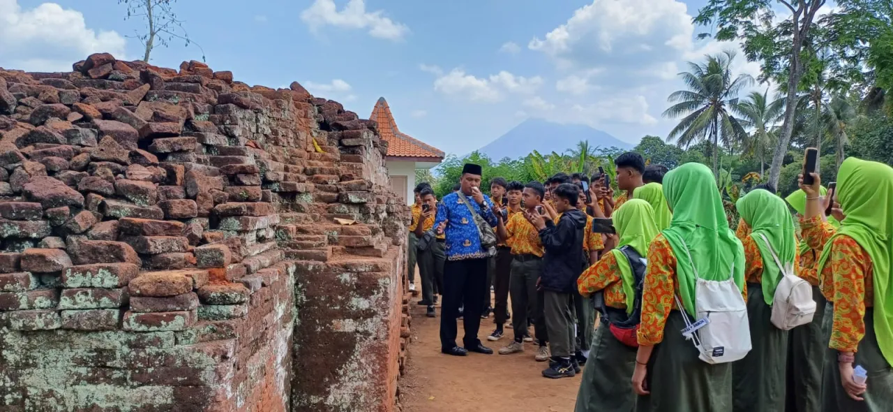 Museum Daerah Lumajang Ajak Pelajar SMP Belajar Sejarah Candi Agung Randuagung