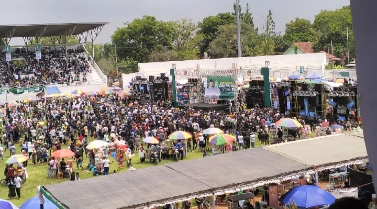 Ribuan Pendukung Menunggu Cak Thoriq Ning Fika di Stadion Semeru Lumajang