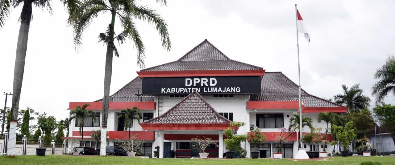 Beredar Foto Mesra Mirip Ketua DPRD Lumajang, Masyarakat Peduli Moral dan Pendekar Lapor ke BK Dewan