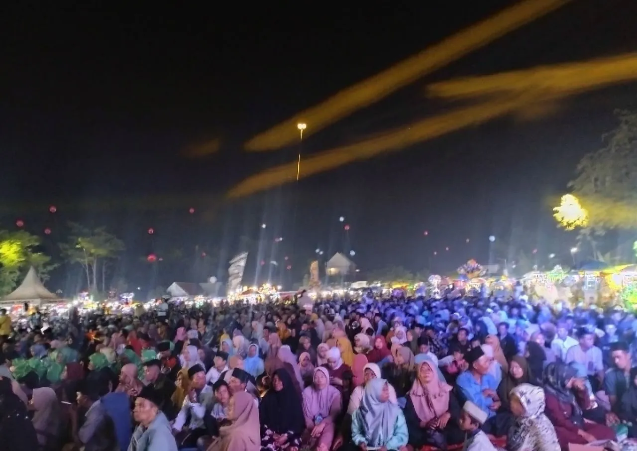 Bak Lautan Manusia di Lapangan Jokarto Lumajang Sholawat Doa Bersama Cak dan Ning