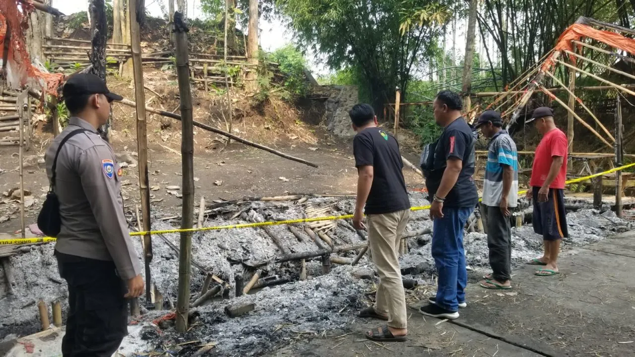 Waduh, Wisata Kuliner Tradisional Desa Karangbendo Lumajang Diduga Dibakar Orang Tak Dikenal
