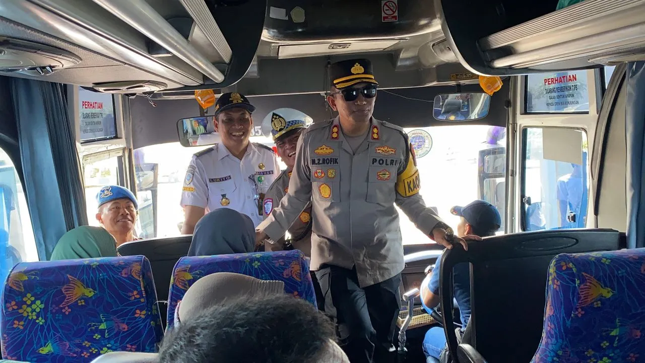 Sopir Bus Jalani Tes Urin Jelang Nataru di Terminal Minak Koncar Lumajang