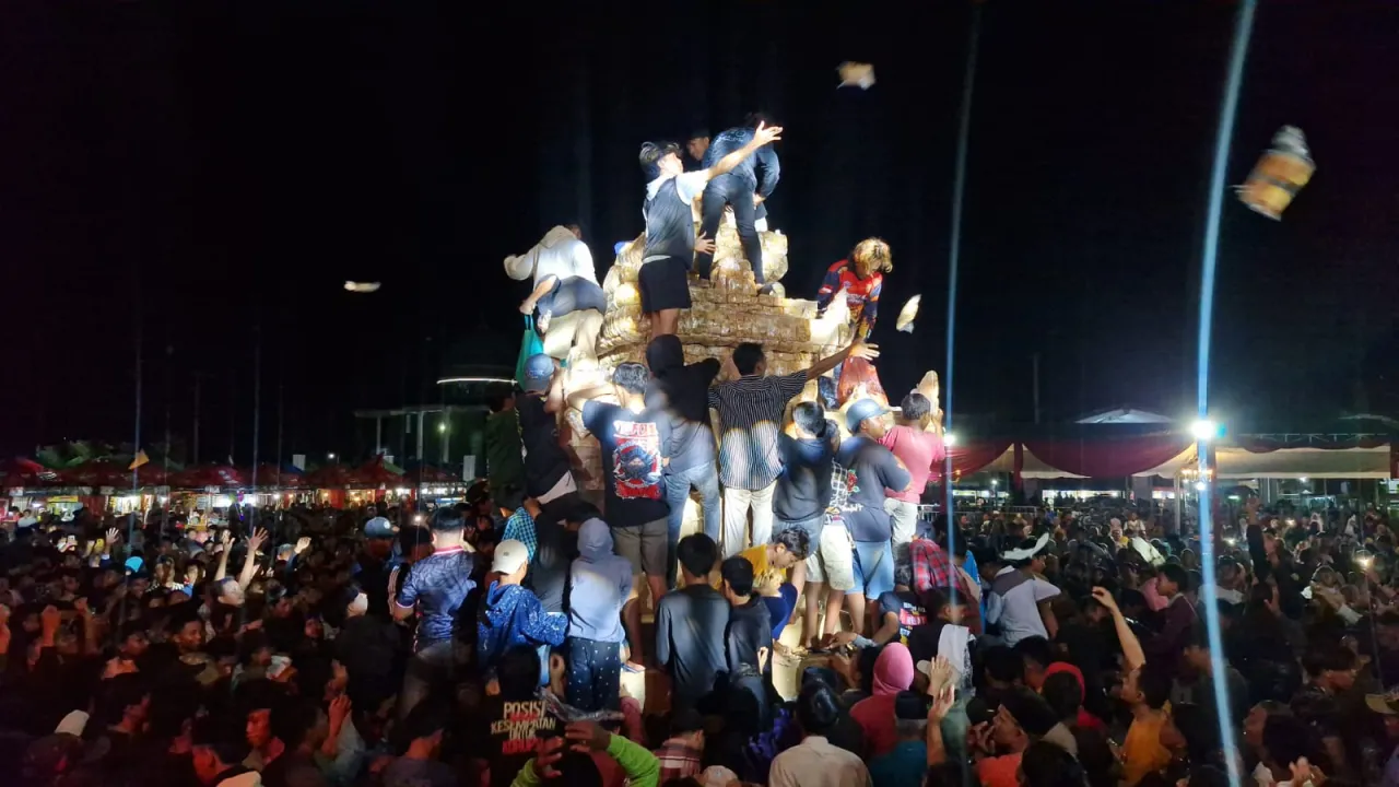Festival Banjir Tahu di Kunir Kidul Lumajang Sukses Sedot Ribuan Pengunjung