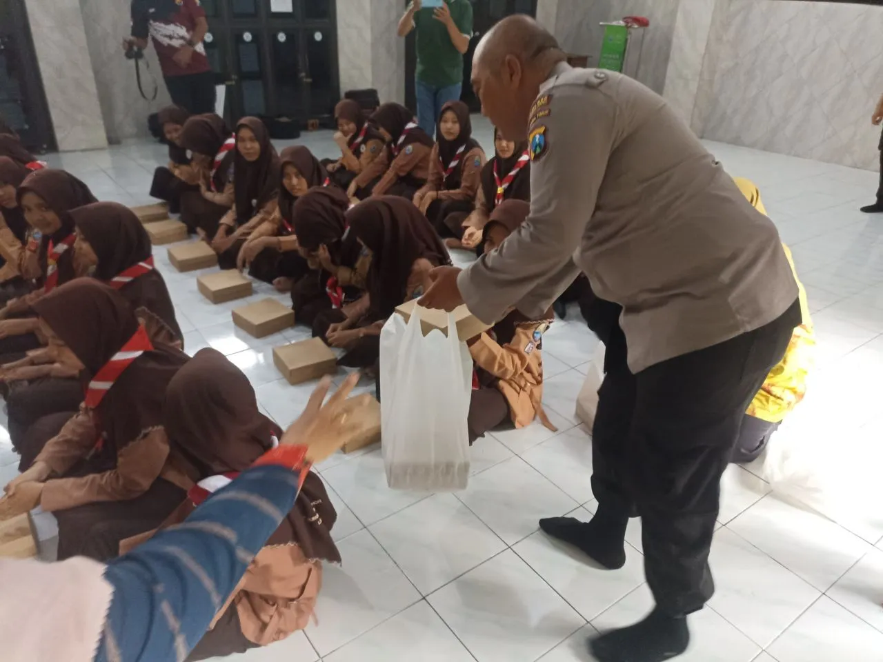 Ratusan Pelajar di Lumajang Dapat Makan Siang Sehat Gratis