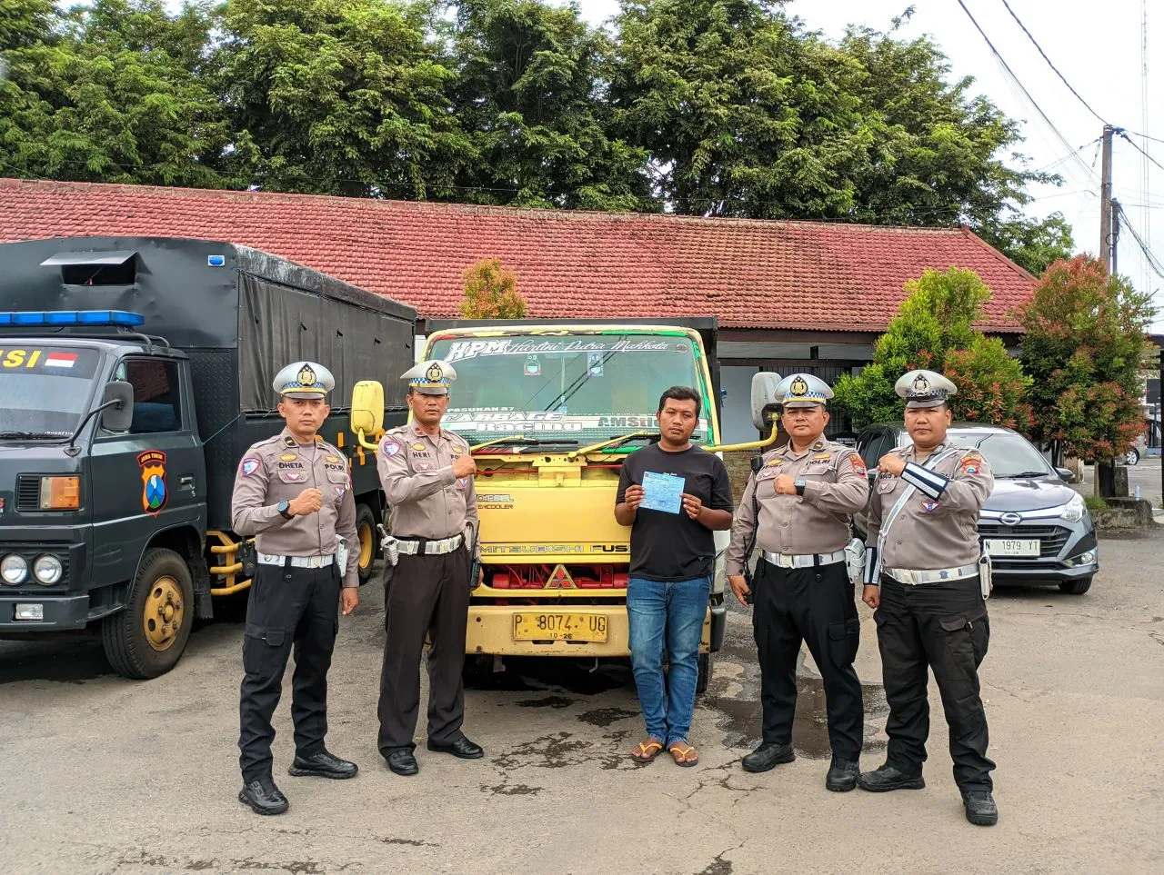 Viral Truk Oleng di Jalan Raya Tempeh Lumajang Akhirnya Ditilang Polisi