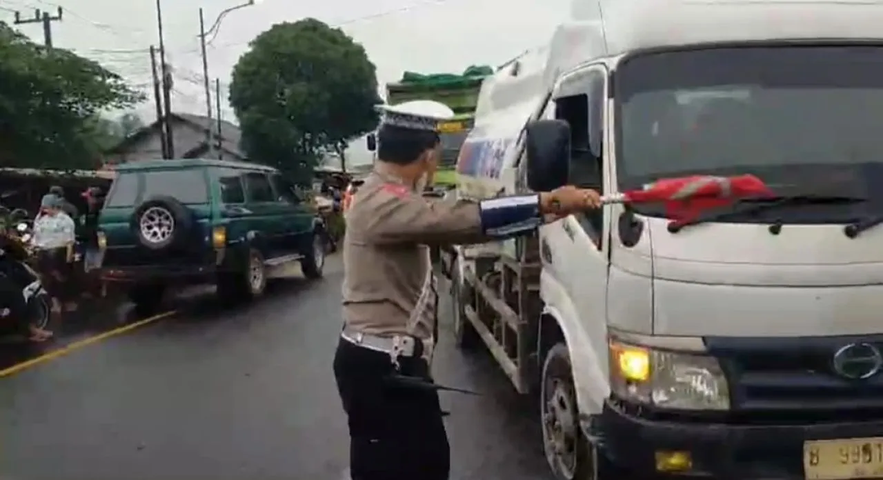 Satlantas Lumajang Sigap Atasi Truk Tangki Mogok