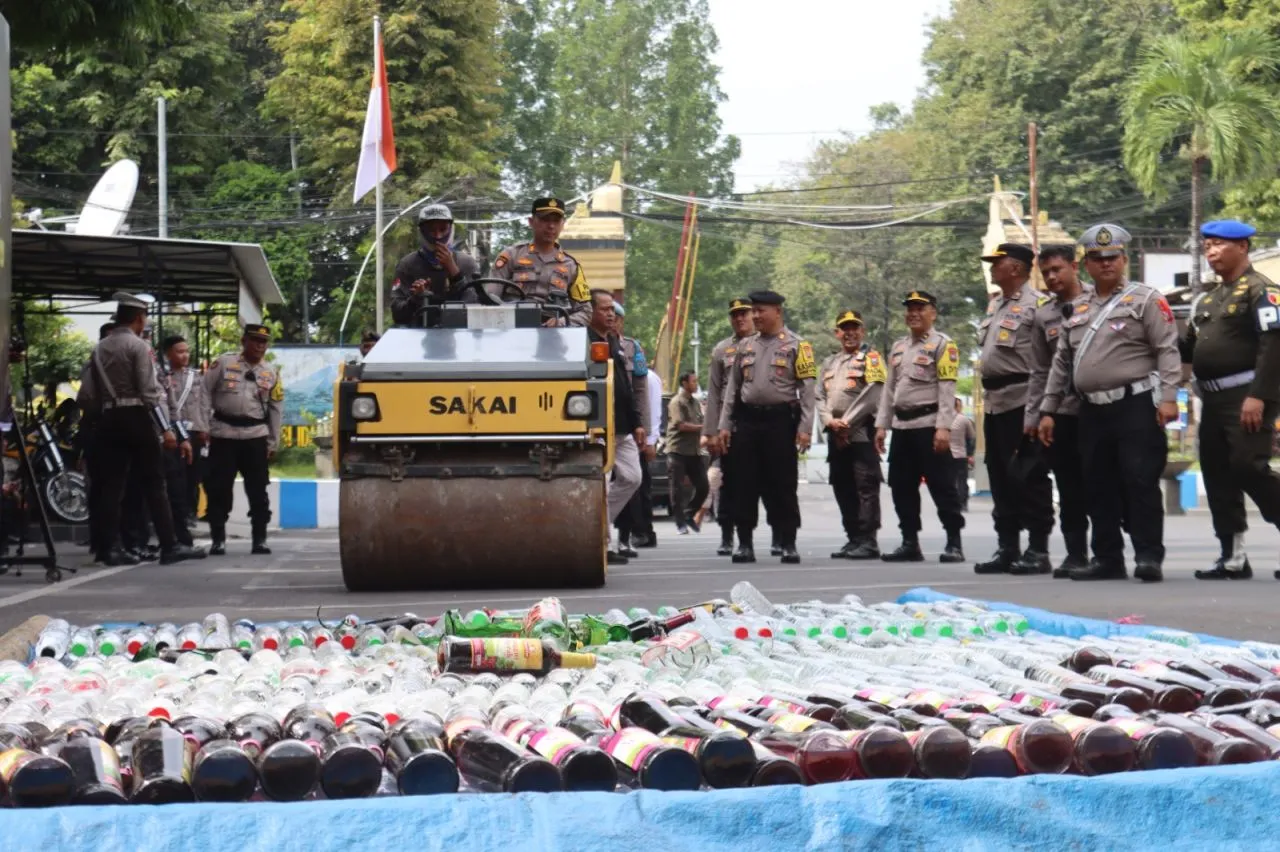 Jelang Nataru Ribuan Miras Serta Knalpot Brong Dimusnahkan Polres Lumajang