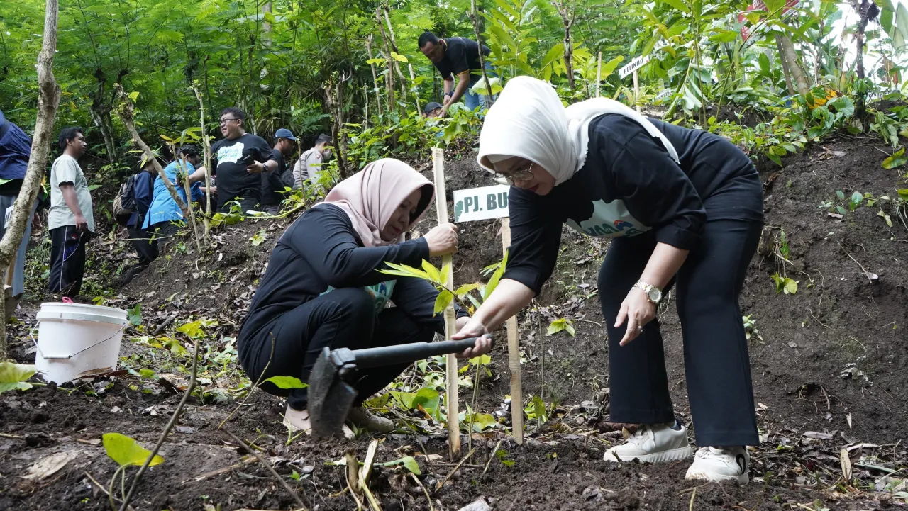 Masyarakat dan Indah Wahyuni Hijaukan Sumber Mata Air Klerek Gucialit-Lumajang