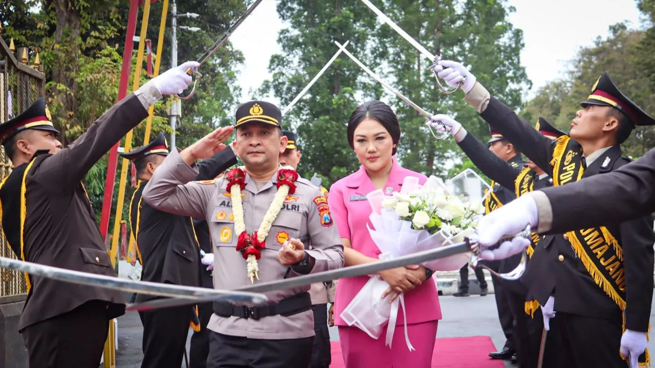 Tradisi Pedang Pora Sambut AKBP Alex Sebagai Kapolres Lumajang