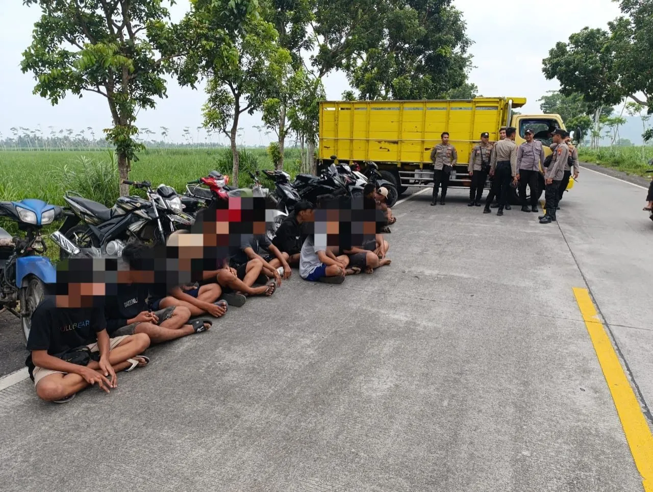 Polisi Tilang Para Remaja Balap Liar di JLS Lumajang