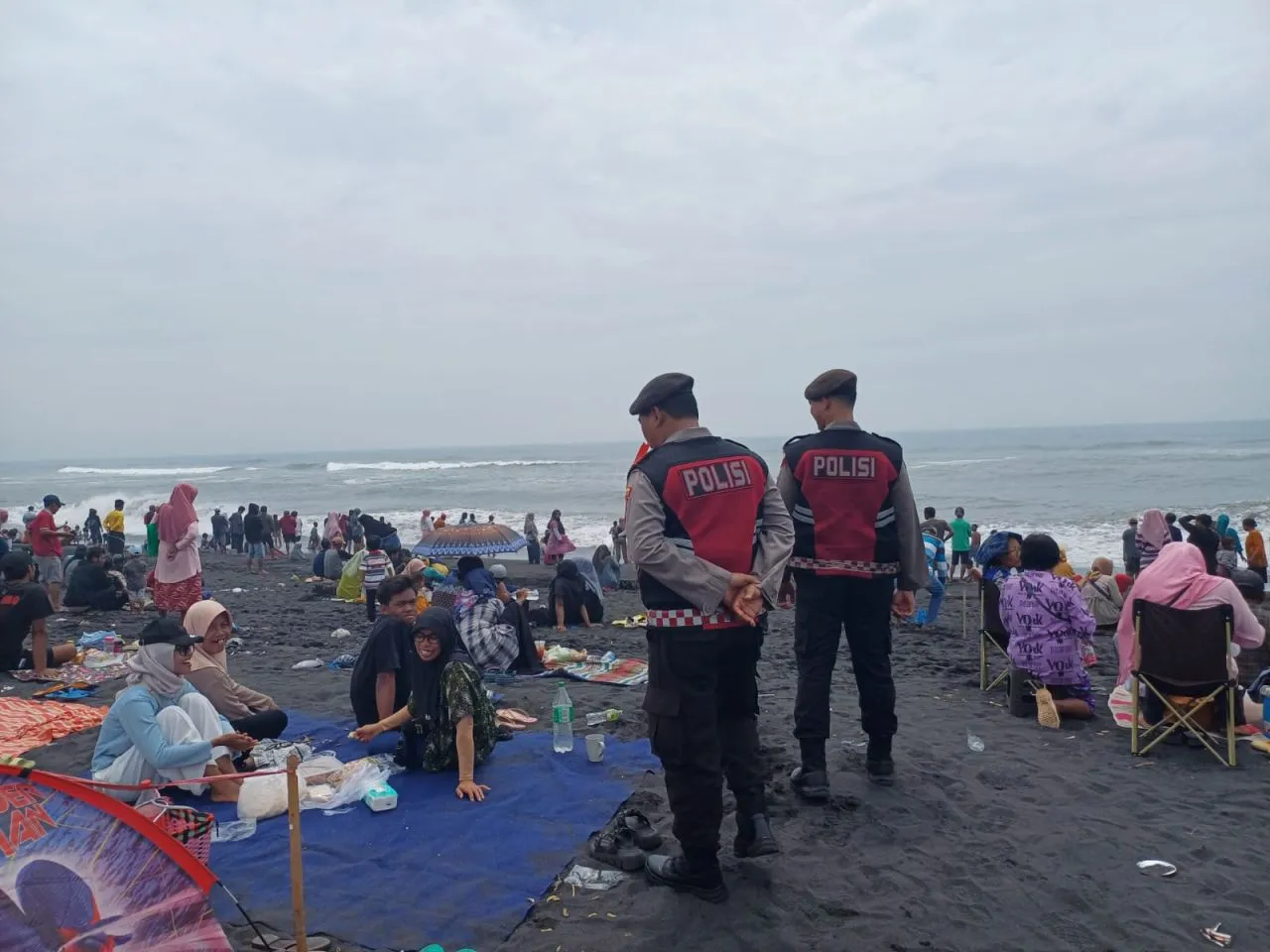 Tahun Baru Polisi Patroli ke Pantai Watu Pecak Lumajang, Jamin Keamanan Wisatawan