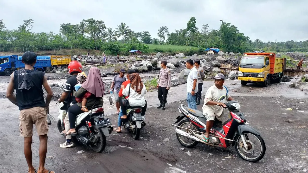 Polisi Pantau Sungai Besuk Sat Lumajang Himbau Warga Waspada