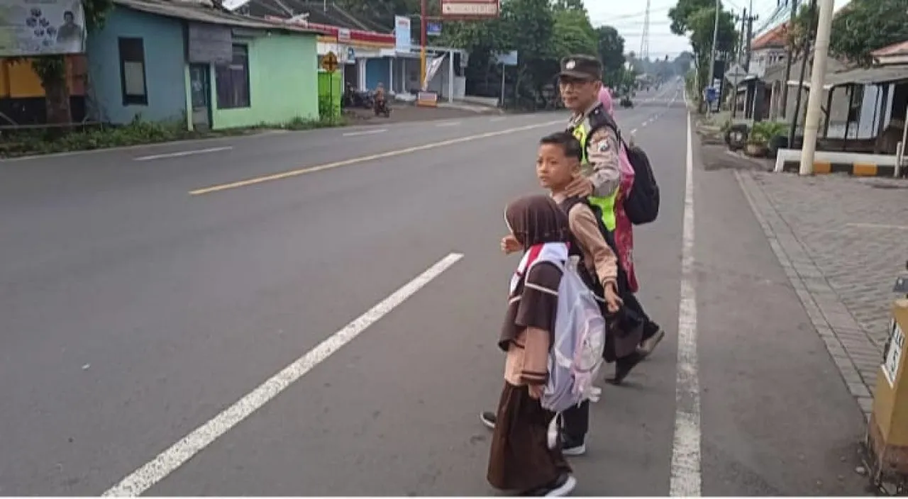 Jamin Keselamatan Polisi Bantu Siswa Sebrang di Ranuyoso Lumajang