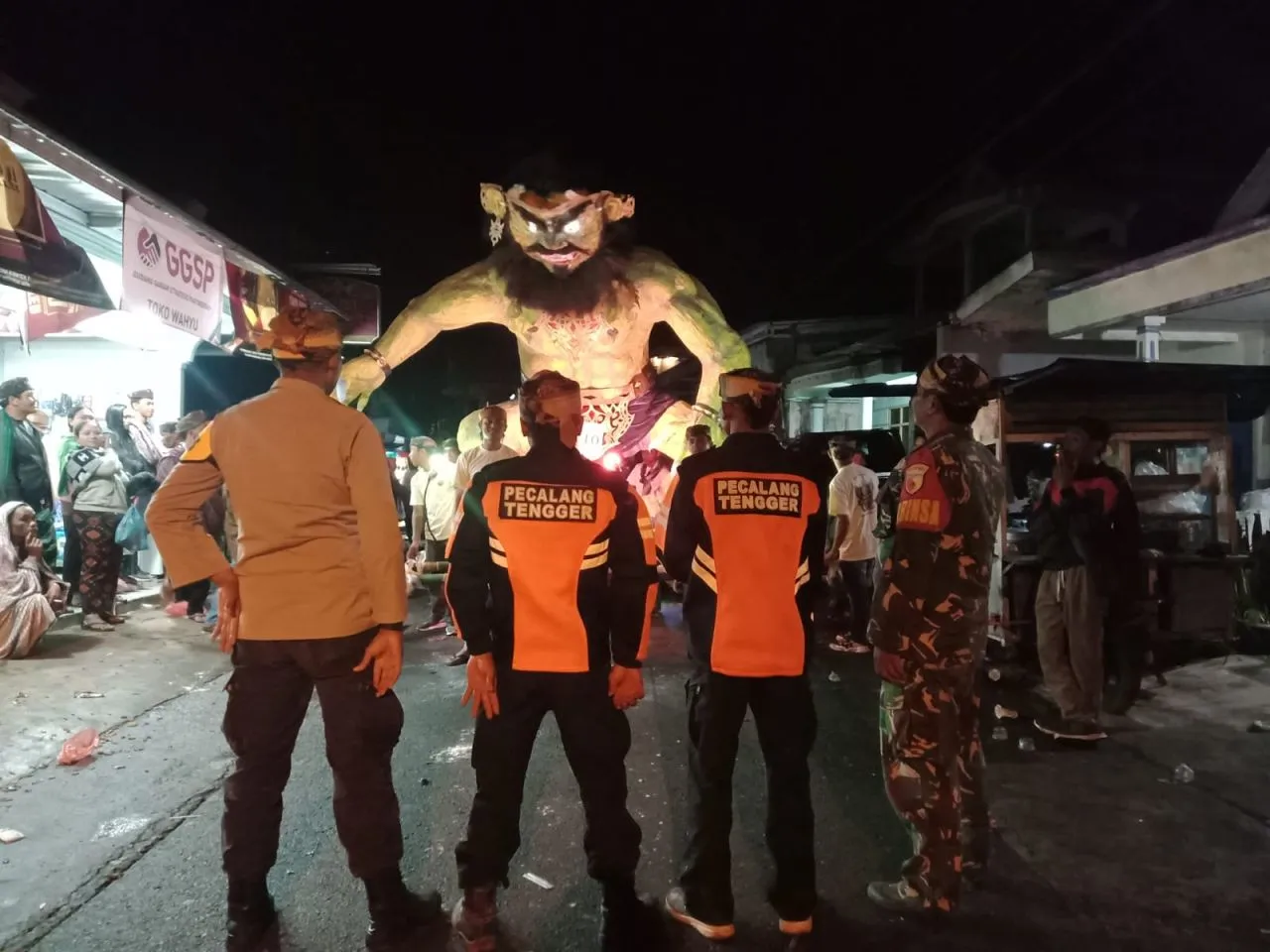 Polsek Senduro Kawal Perayaan Nyepi di Pura Mandara Giri Semeru Agung Lumajang