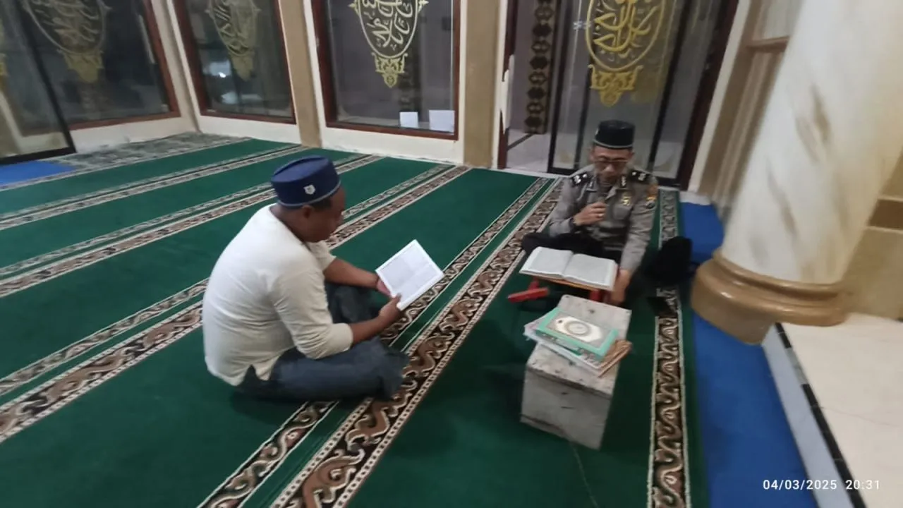 Polsek Ranuyoso Tadarus Bersama Warga di Masjid