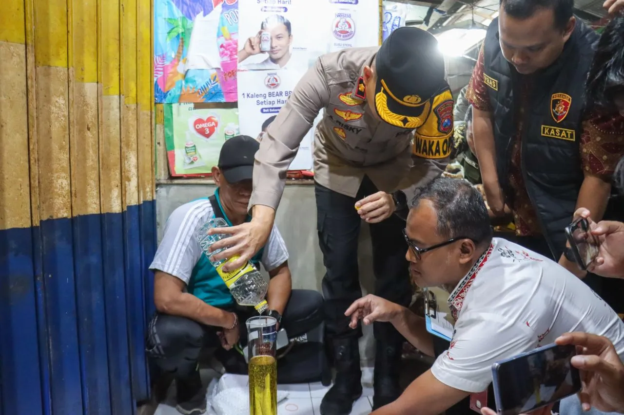Polres Lumajang Gandeng Diskopindag Cek Kelayakan Minyak Subsidi di Pasar Baru
