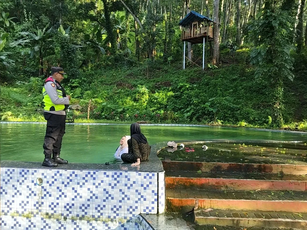 Kapolsek Ranuyoso Sosialisasikan Hotline Polisi saat Patroli di Wisata Kolam Renang