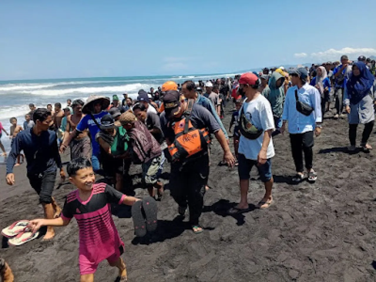 Satu Korban Terseret Ombak di Pantai Bambang Ditemukan Meninggal, Satu Lainnya Masih Dicari