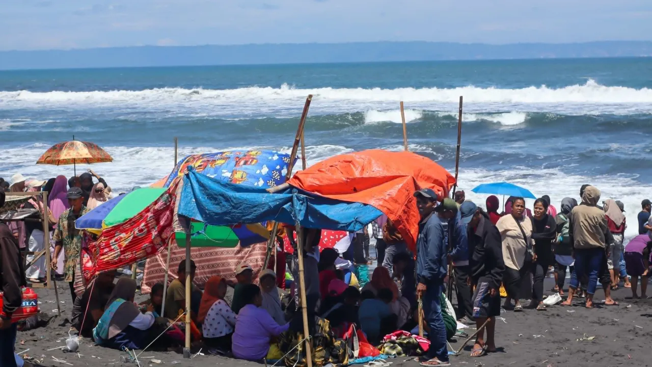 Pantai Mbah Drajid Lumajang Dipati Ribuan Pengunjung di Hari Raya Ketuap