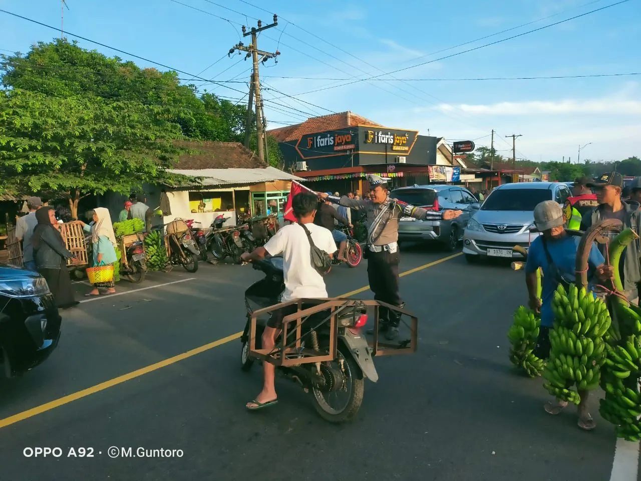 Satlantas Polres Lumajang Tertibkan Pedagang di Pasar Pisang Ranuyoso Demi Kelancaran Lalu Lintas